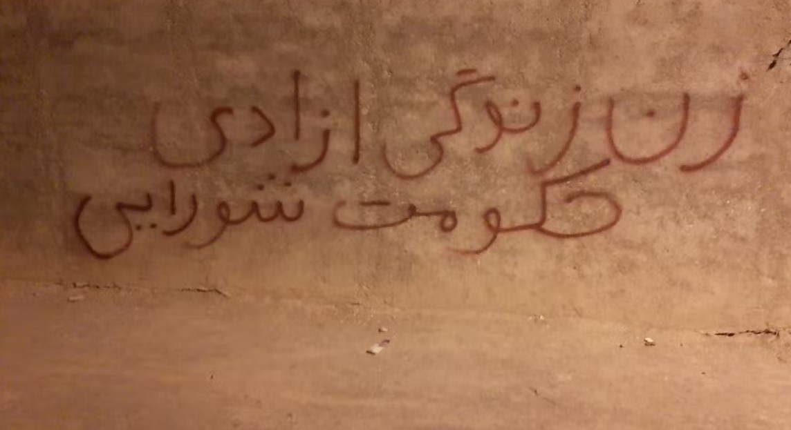 یادداشت روژان: «نه ملا، نه شاهی،…
