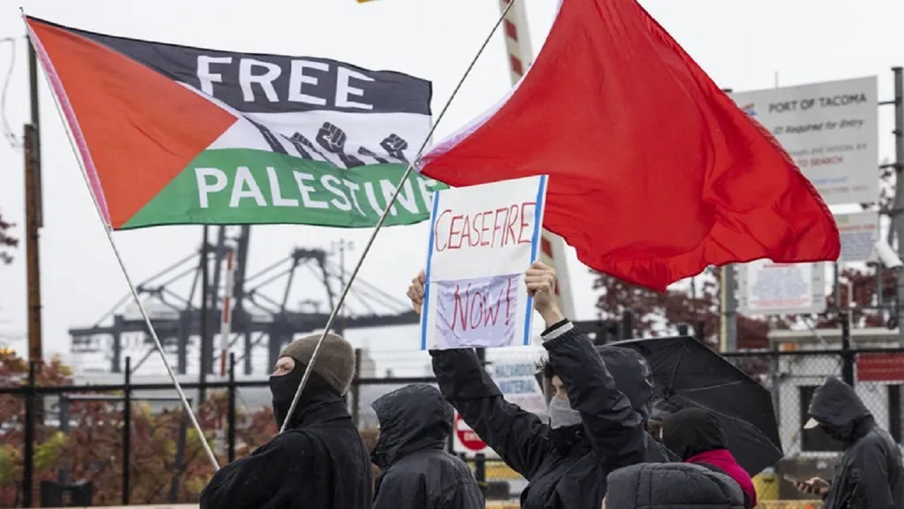 بندر تاکوما، در واشنگتن، اعتراض کنان راه ارسال سلاح به اسرائیل را سد کردند