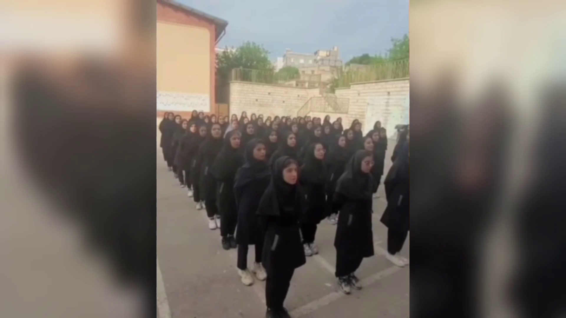 دختران کورد در جوانرود علیه سرکوب و آپارتاید سرود می‌خوانند