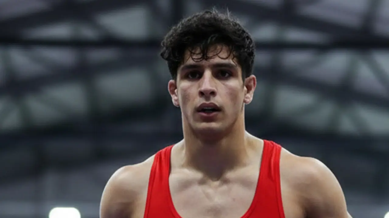 صالح محمدی، کشتی گیر ۱۹ ساله بازداشتی در اعتراضات سراسری، به اتهام قتل عمد یک سرکوبگر به اعدام در ملأ عام میدان نبوت قم محکوم شده است